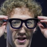 Après avoir massivement investi dans des lunettes de réalité virtuelle et augmentée, ou encore le métavers, le béhémoth des réseaux sociaux débourse désormais à tout va dans l'intelligence artificielle. (archive) KEYSTONE/AP/GODOFREDO A. VÁSQUEZ